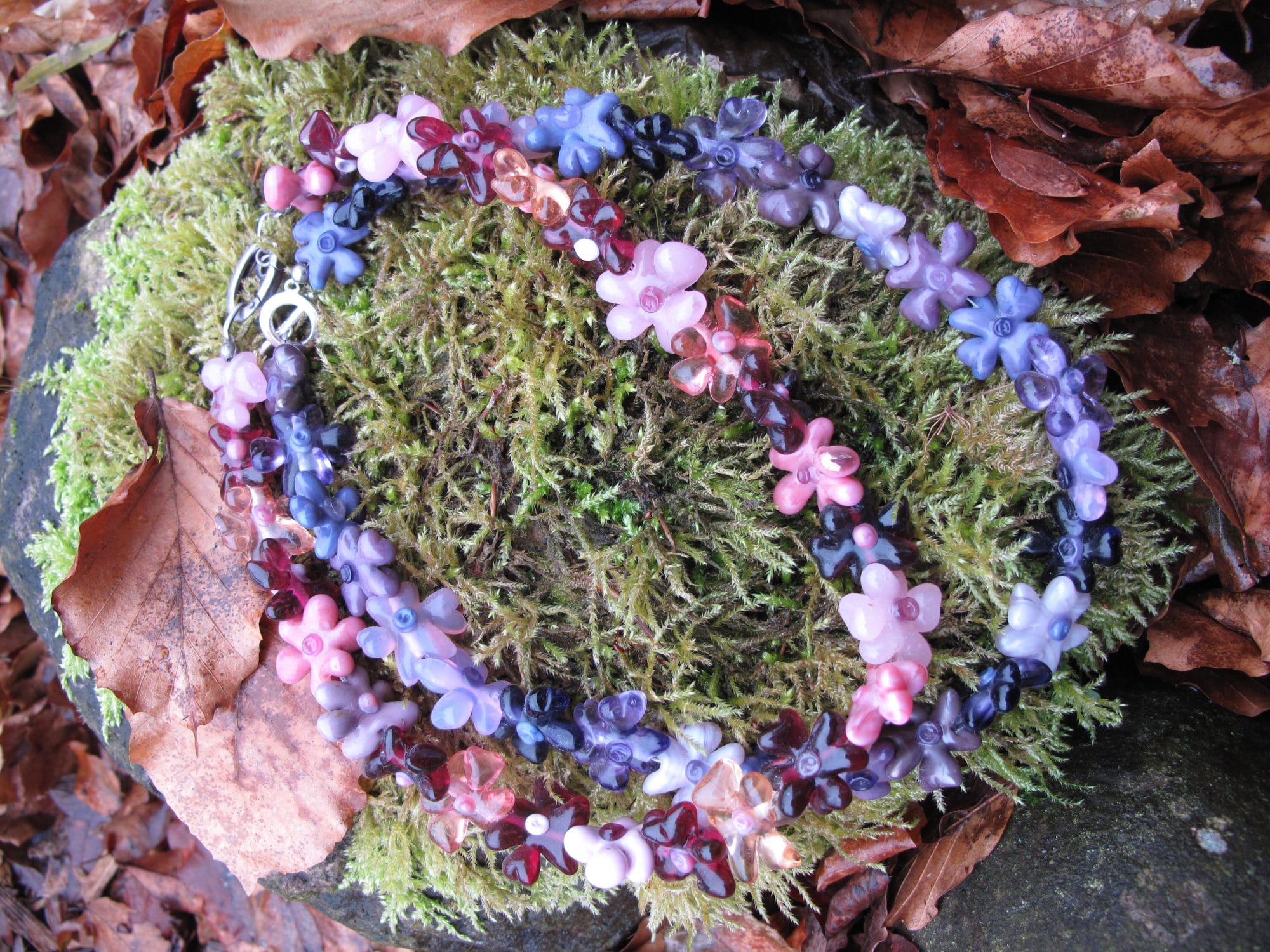 Lilla og lyserød blomsterhalskæder